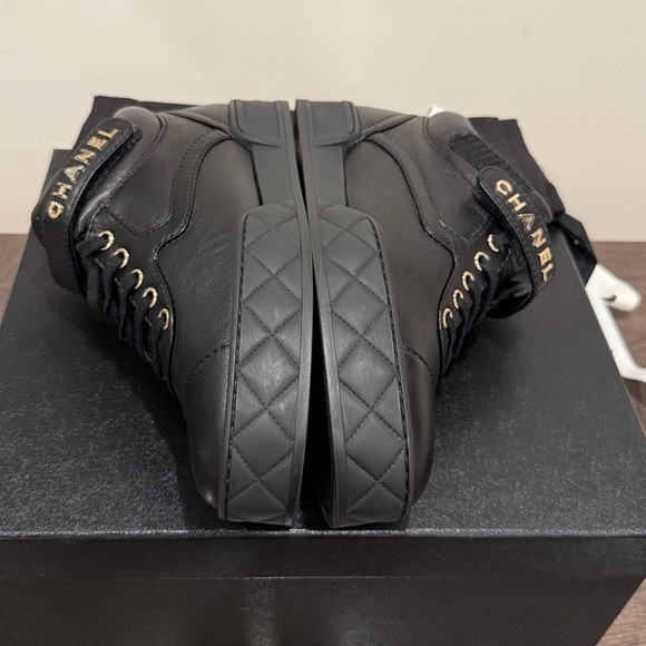 CHANEL Black Leather Sneakers. Authentic. Size 39 - Picture 8 of 16